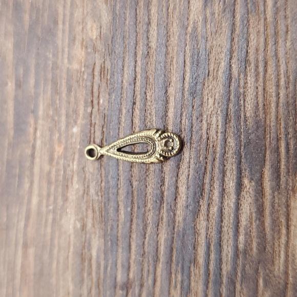 Tiny charm teardrop styled P133 - Picture 1 of 1